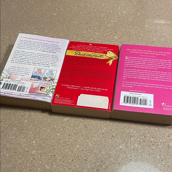 Set of Three Debbie Macomber and Mary Higgins Clark Books - Picture 3 of 4